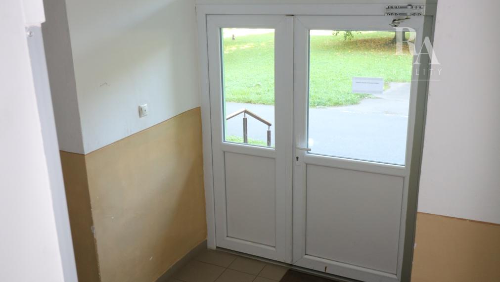 PREDAJ 3 - IZBOVÝ BYT S LOOGIOU A BALKÓNOM VLČINCE