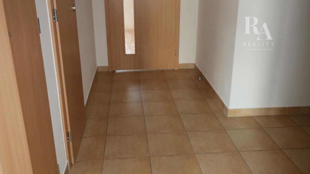 PRENÁJOM 4 - IZBOVÝ BYT S PARKOVANÍM HLINY 8