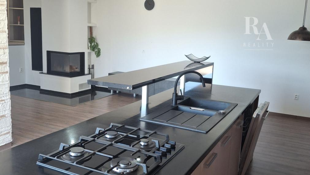 Predaj 4-izbový byt DOMANIŽA  -130 m2 + terasy 44m2