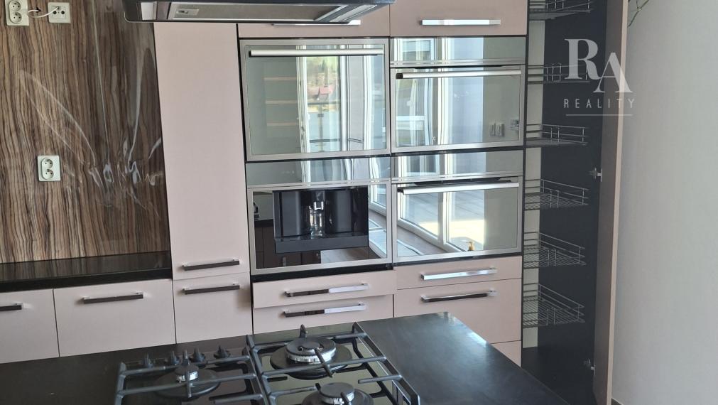 Predaj 4-izbový byt DOMANIŽA  -130 m2 + terasy 44m2