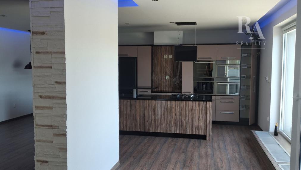 Predaj 4-izbový byt DOMANIŽA  -130 m2 + terasy 44m2