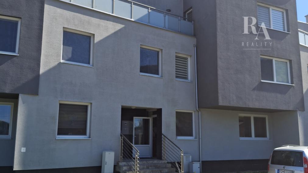 Predaj 4-izbový byt DOMANIŽA  -130 m2 + terasy 44m2