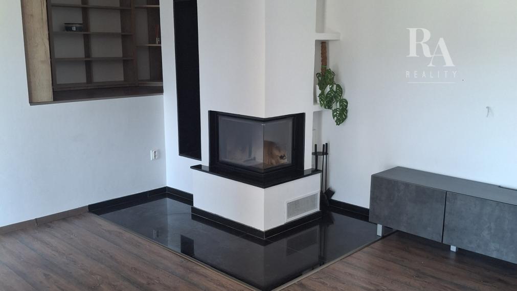 Predaj 4-izbový byt DOMANIŽA  -130 m2 + terasy 44m2
