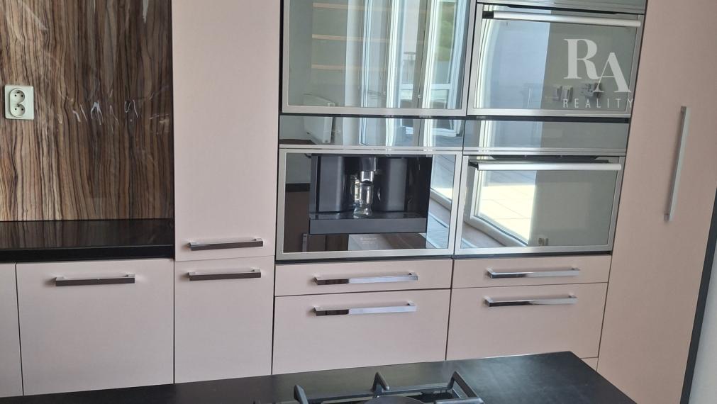 Predaj 4-izbový byt DOMANIŽA  -130 m2 + terasy 44m2