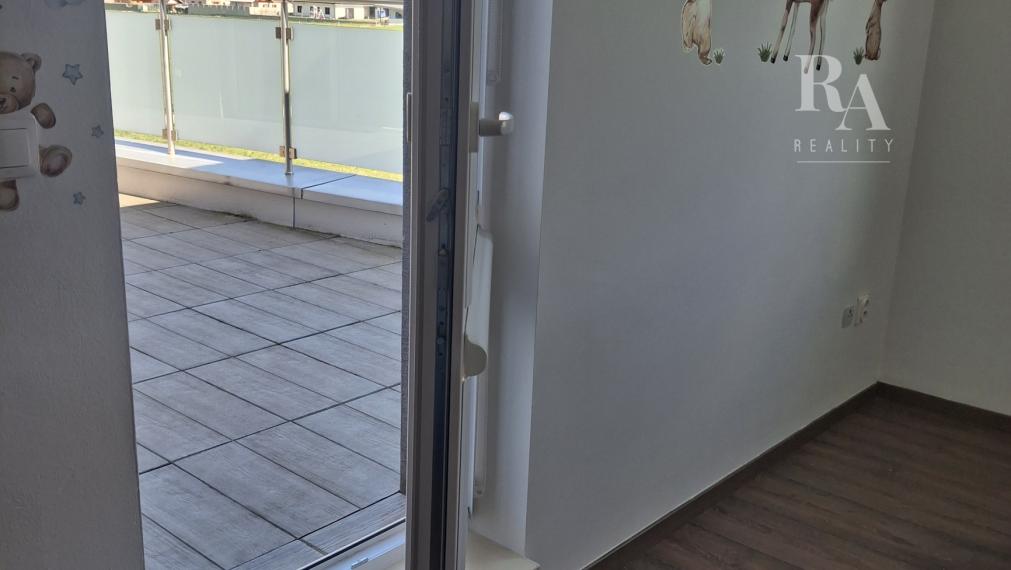 Predaj 4-izbový byt DOMANIŽA  -130 m2 + terasy 44m2