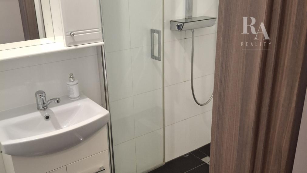 Predaj 4-izbový byt DOMANIŽA  -130 m2 + terasy 44m2