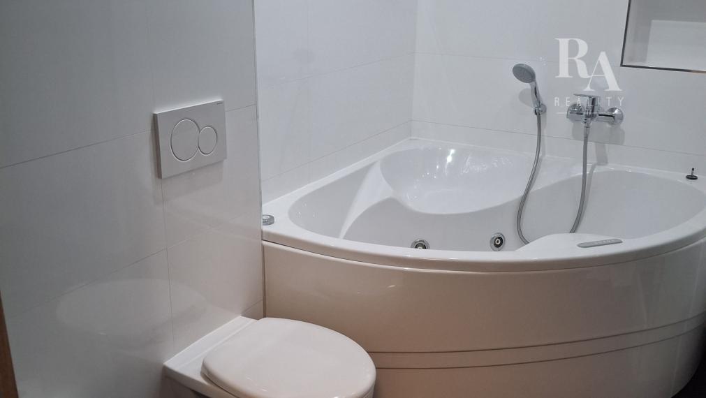 Predaj 4-izbový byt DOMANIŽA  -130 m2 + terasy 44m2