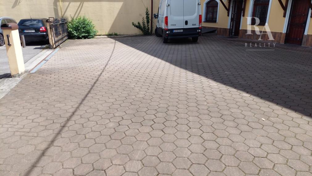 PREDAJ POLYFUNKČNEJ BUDOVY V CENTRE MESTA S PARKOVANÍM
