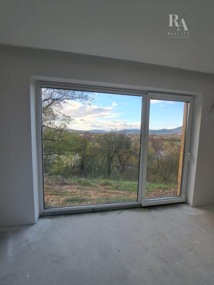 Predaj skolaudovaný 4-izbový rodinný dom RD02 s prístreškom pre 2 vozidlá v obci Varín