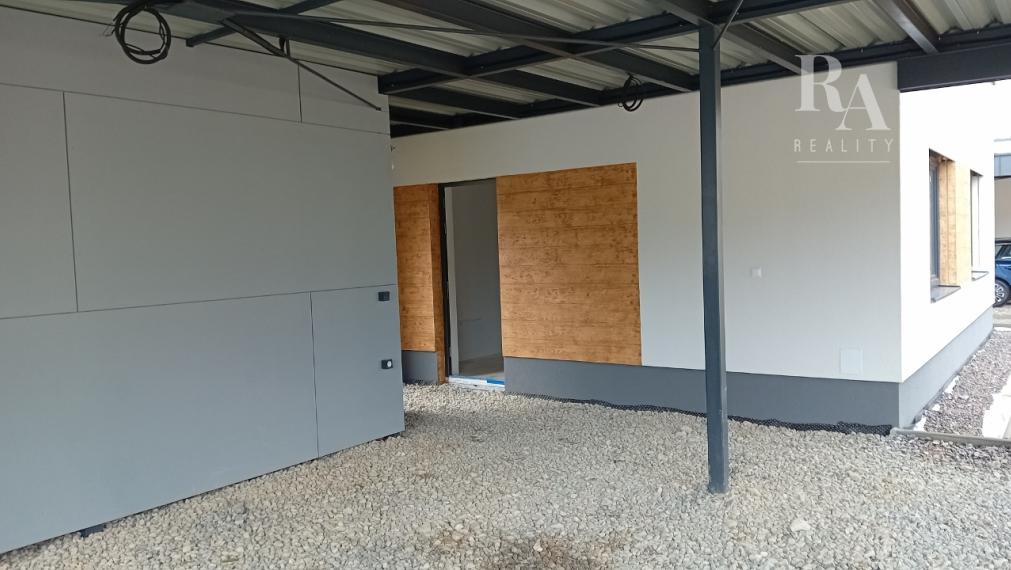 Predaj skolaudovaný 4-izbový rodinný dom RD02 s prístreškom pre 2 vozidlá v obci Varín