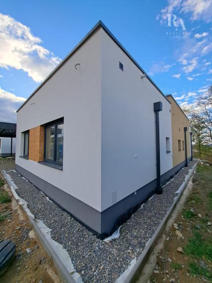 Predaj skolaudovaný 4-izbový rodinný dom RD02 s prístreškom pre 2 vozidlá v obci Varín