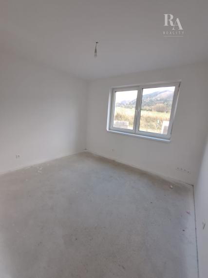 Predaj skolaudovaný 4-izbový rodinný dom RD02 s prístreškom pre 2 vozidlá v obci Varín