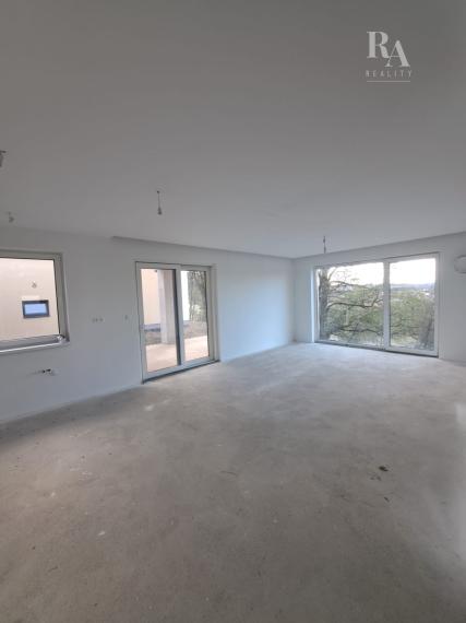 Predaj skolaudovaný 4-izbový rodinný dom RD02 s prístreškom pre 2 vozidlá v obci Varín