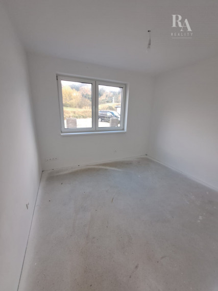 Predaj skolaudovaný 4-izbový rodinný dom RD04 s prístreškom pre 2 vozidlá v obci Varín