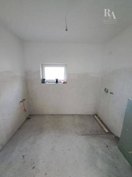 Predaj skolaudovaný 4-izbový rodinný dom RD04 s prístreškom pre 2 vozidlá v obci Varín