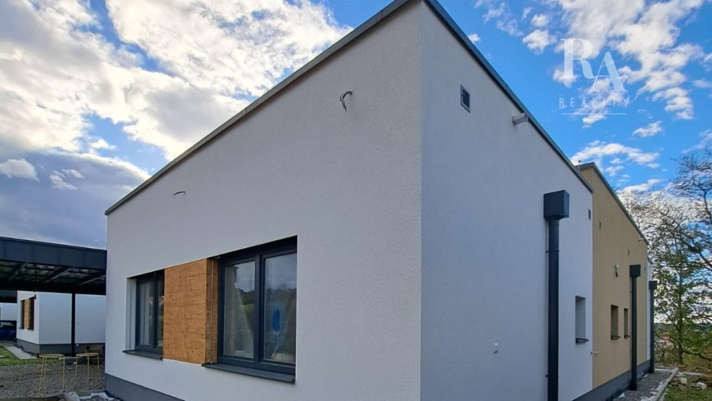 Predaj skolaudovaný 4-izbový rodinný dom RD04 s prístreškom pre 2 vozidlá v obci Varín