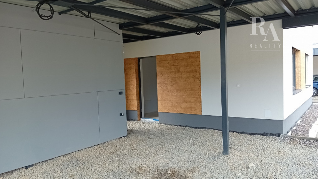 Predaj skolaudovaný 4-izbový rodinný dom RD04 s prístreškom pre 2 vozidlá v obci Varín