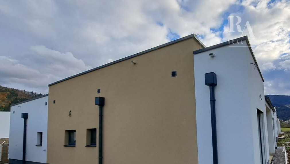 Predaj skolaudovaný 4-izbový rodinný dom RD04 s prístreškom pre 2 vozidlá v obci Varín