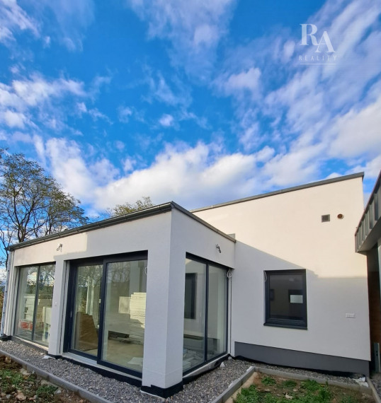 Predaj skolaudovaný 4-izbový rodinný dom RD04 s prístreškom pre 2 vozidlá v obci Varín