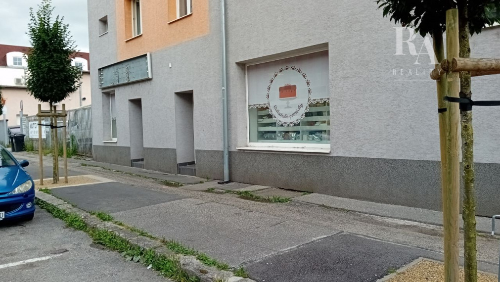 Prenájom obchodného priestoru na prízemí 100m2 ( prípadne 175 m2 ) ul. M.R. Štefánika Žilina