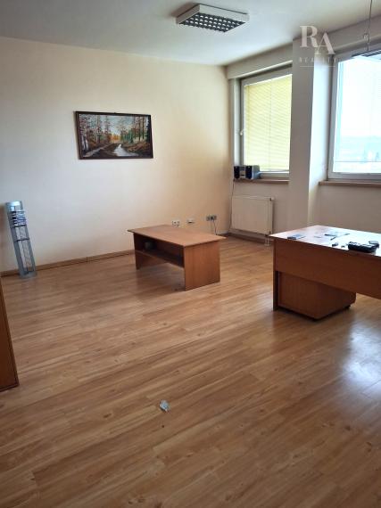 Prenájom 3 kancelárií o výmere 72 m2 Bytčická ulica