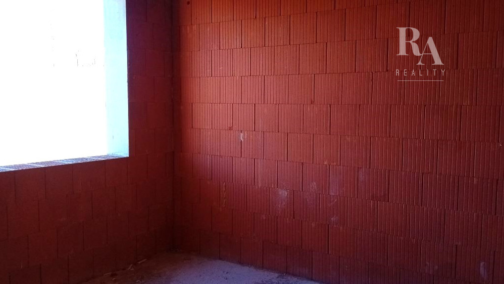 Predaj 4-izbový rodinný dom (hrubá stavba) s pozemkom 585m2 Varín