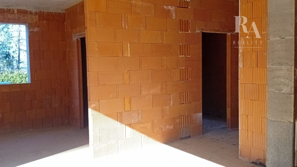 Predaj 4-izbový rodinný dom (hrubá stavba) s pozemkom 585m2 Varín