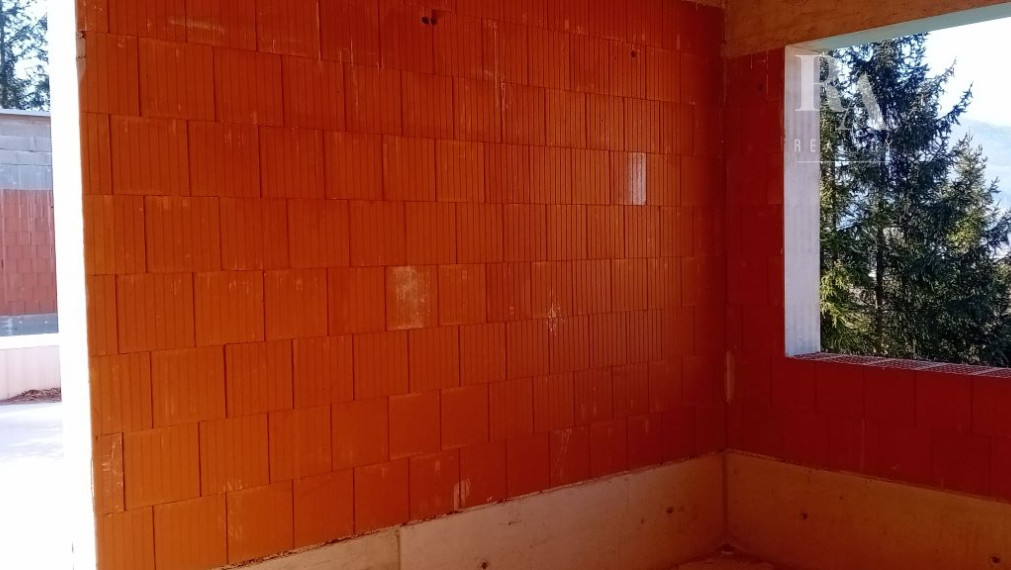 Predaj 4-izbový rodinný dom (hrubá stavba) s pozemkom 585m2 Varín