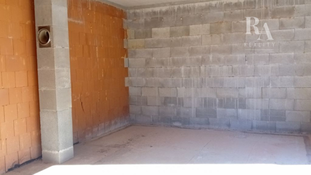 Predaj 4-izbový rodinný dom (hrubá stavba) s pozemkom 585m2 Varín