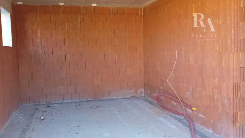 Predaj 4-izbový rodinný dom (hrubá stavba) s pozemkom 585m2 Varín