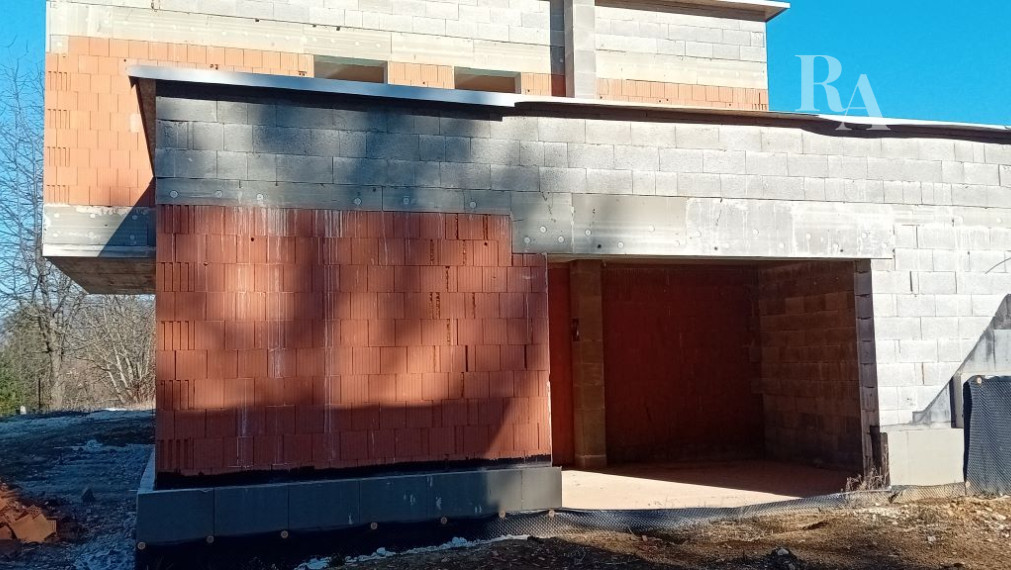 Predaj 4-izbový rodinný dom (hrubá stavba) s pozemkom 585m2 Varín