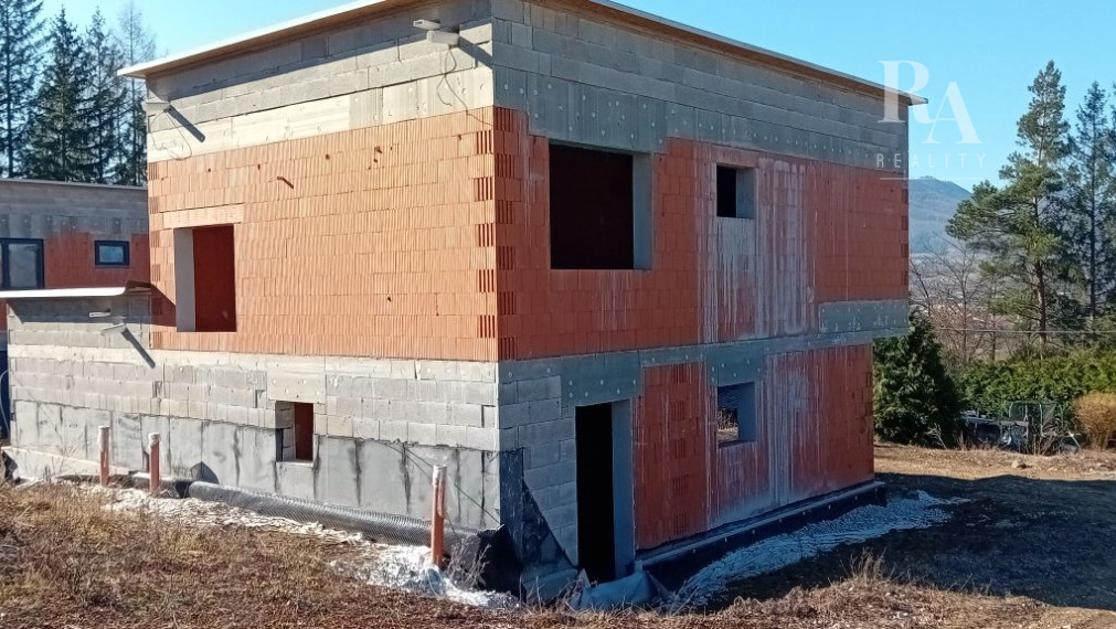 Predaj 4-izbový rodinný dom (hrubá stavba) s pozemkom 585m2 Varín