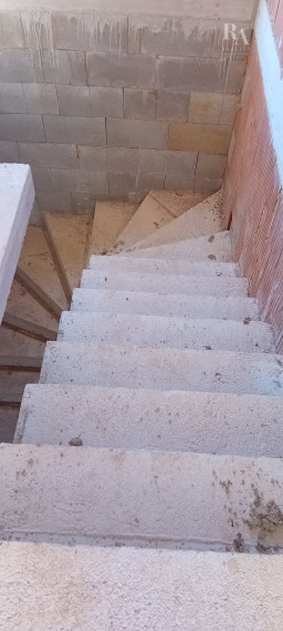 Predaj 4-izbový rodinný dom (hrubá stavba) s pozemkom 585m2 Varín