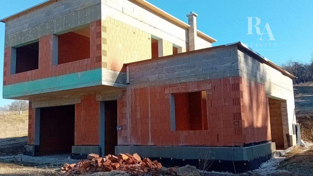 Predaj 4-izbový rodinný dom (hrubá stavba) s pozemkom 585m2 Varín