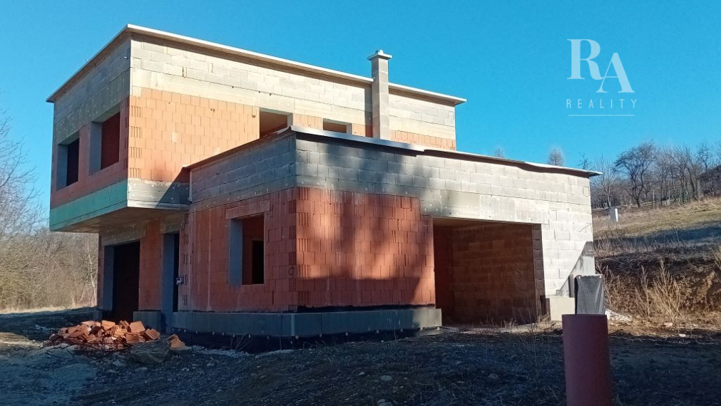 Predaj 4-izbový rodinný dom (hrubá stavba) s pozemkom 585m2 Varín