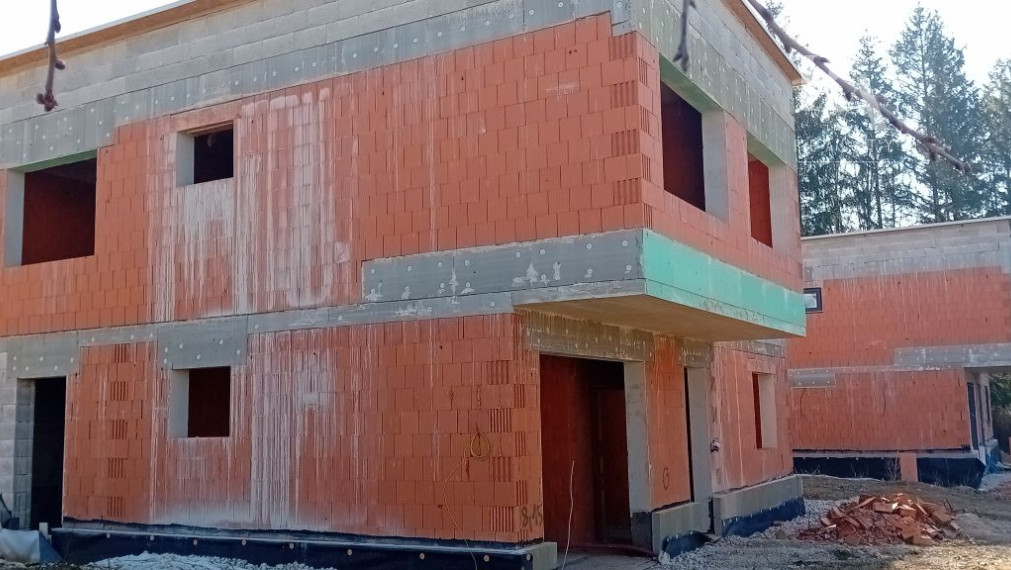 Predaj 4-izbový rodinný dom (hrubá stavba) s pozemkom 585m2 Varín