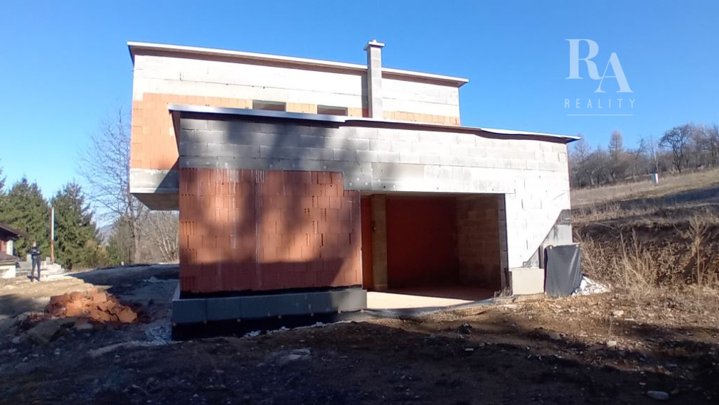 Predaj 4-izbový rodinný dom (hrubá stavba) s pozemkom 585m2 Varín