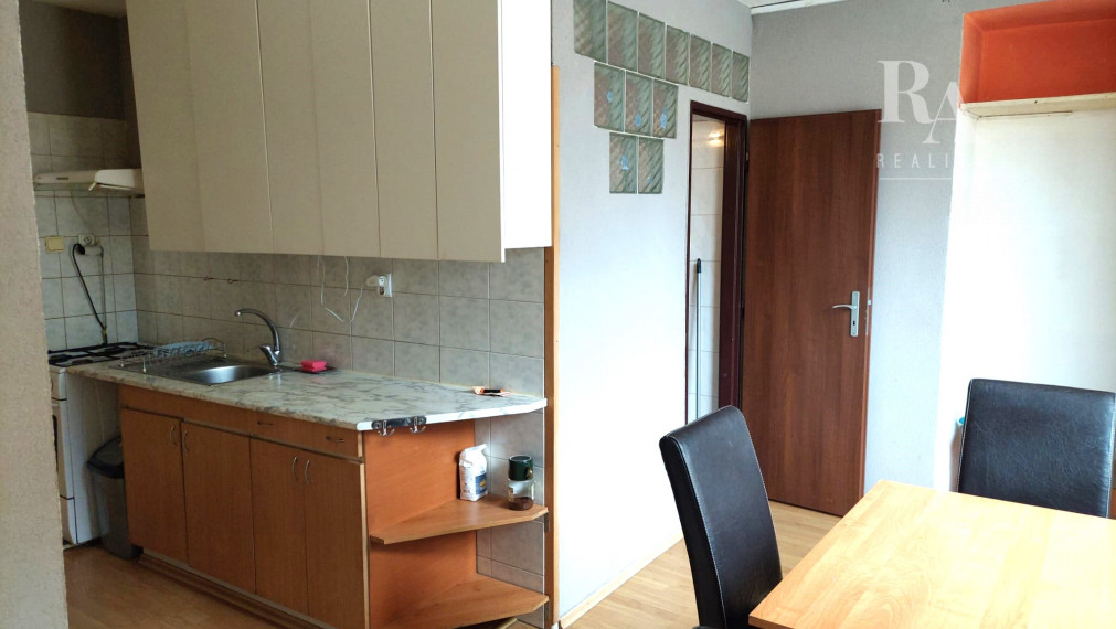 PREDAJ 3 - IZBOVÝ TEHLOVÝ BYT S VLASTNÝM KÚRENÍM BLÍZKO CENTRA MESTA