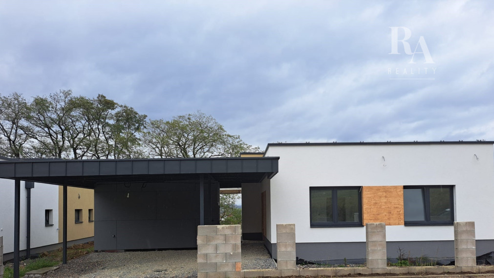 Predaj skolaudovaný 4-izbový rodinný dom RD02 s prístreškom pre 2 vozidlá v obci Varín