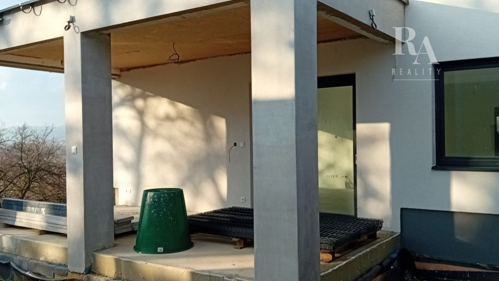 Predaj skolaudovaný 4-izbový rodinný dom RD02 s prístreškom pre 2 vozidlá v obci Varín