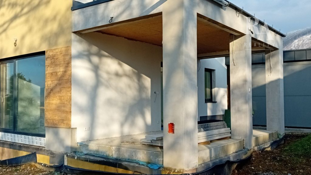 Predaj skolaudovaný 4-izbový rodinný dom RD02 s prístreškom pre 2 vozidlá v obci Varín