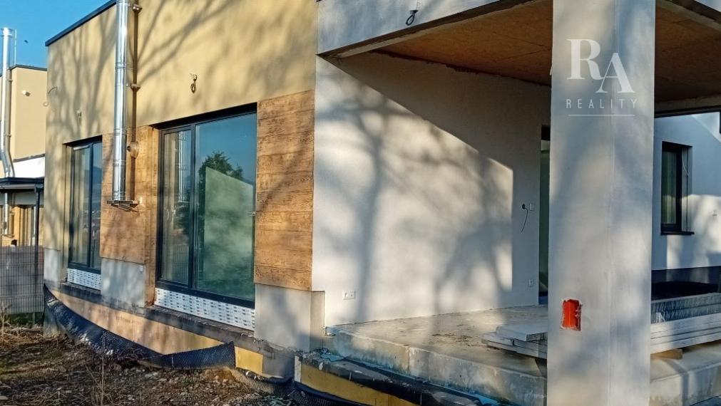 Predaj skolaudovaný 4-izbový rodinný dom RD02 s prístreškom pre 2 vozidlá v obci Varín