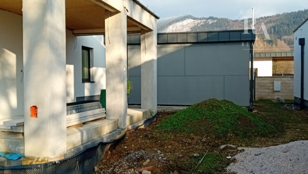 Predaj skolaudovaný 4-izbový rodinný dom RD02 s prístreškom pre 2 vozidlá v obci Varín