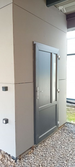 Predaj skolaudovaný 4-izbový rodinný dom RD02 s prístreškom pre 2 vozidlá v obci Varín