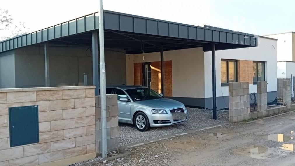 Predaj skolaudovaný 4-izbový rodinný dom RD02 s prístreškom pre 2 vozidlá v obci Varín