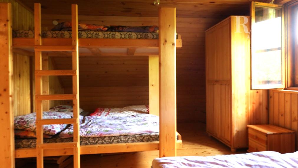 PREDAJ CHATY S VEĽKÝM POZEMKOM BELÁ - ZLIEŇ