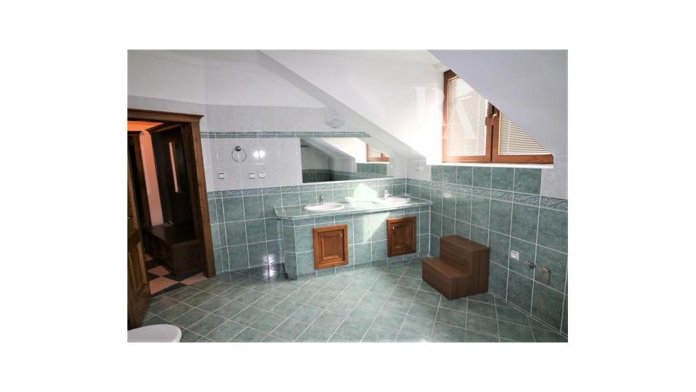 PREDAJ 3 - IZBOVÝ BYT V CENTRE MESTA S PARKOVANÍM