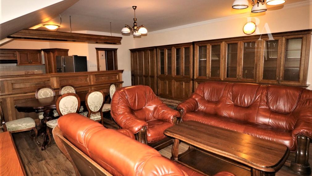 PREDAJ 3 - IZBOVÝ BYT V CENTRE MESTA S PARKOVANÍM