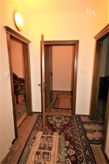 PREDAJ 3 - IZBOVÝ BYT V CENTRE MESTA S PARKOVANÍM