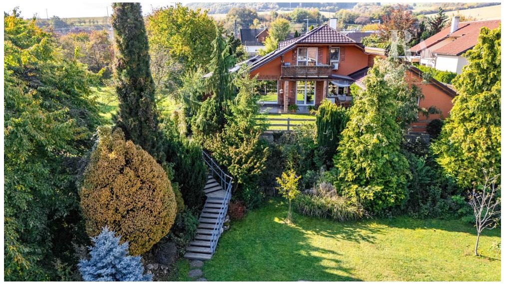 PREDAJ RODINNÝ DOM S BAZÉNOM A PRIESTOROM NA PODNIKANIE